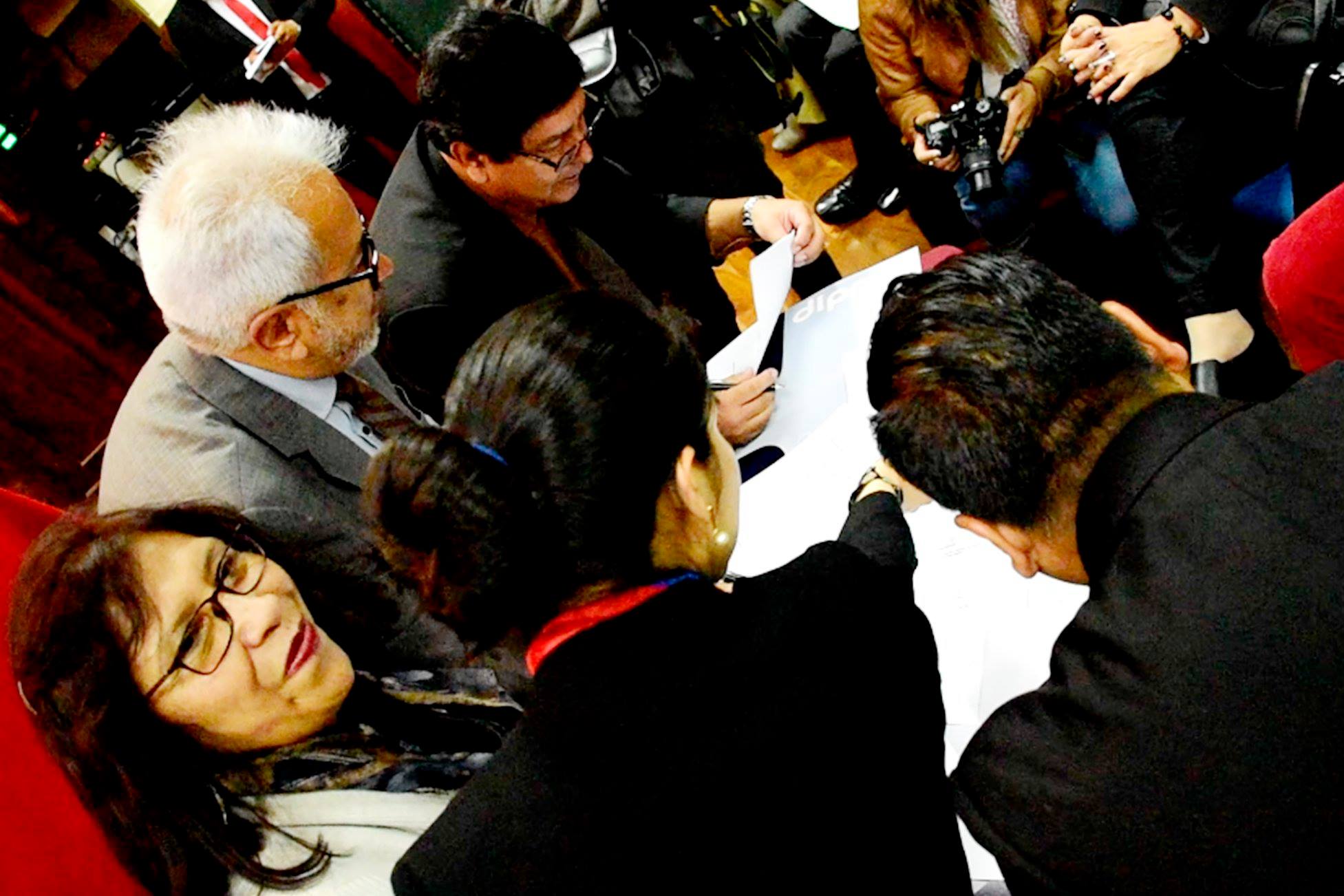 Autoridades y estudiantes asistentes al lanzamiento (2019)