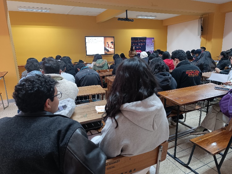 Estudiantes en reflexión grupal