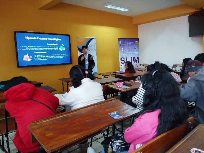 Facilitador del taller Probos en sesión de convivencia universitaria