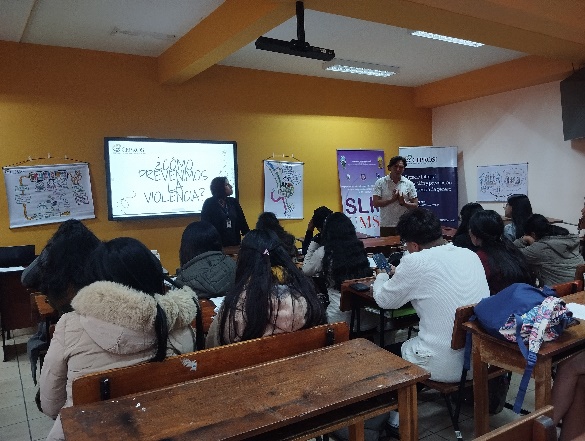 Participantes durante el taller de cultura de paz UMSA